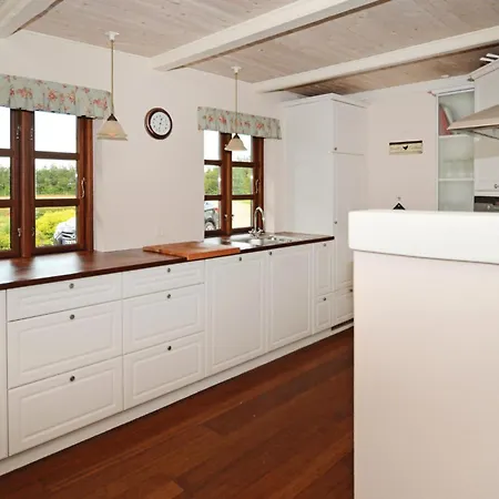 5 Bedroom Stunning Home In Stakroge *