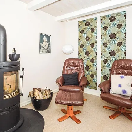 5 Bedroom Stunning In Stakroge Holiday home Knaplund